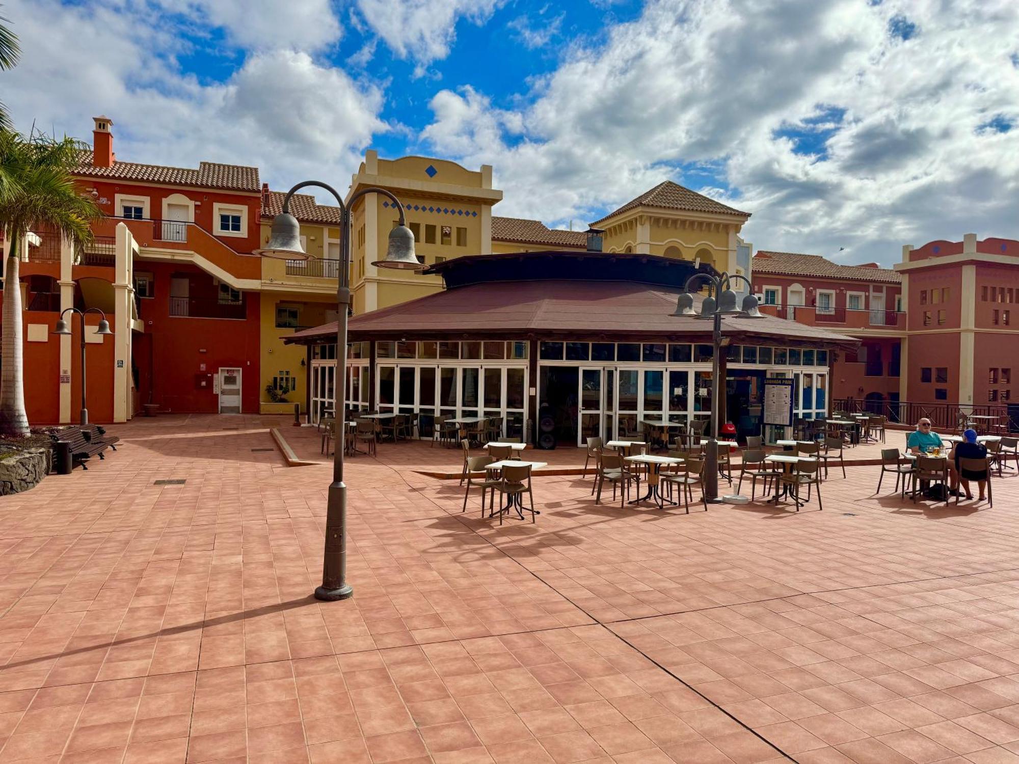Prime Americas Getaway - With Huge Private Terrace & Pool Access *