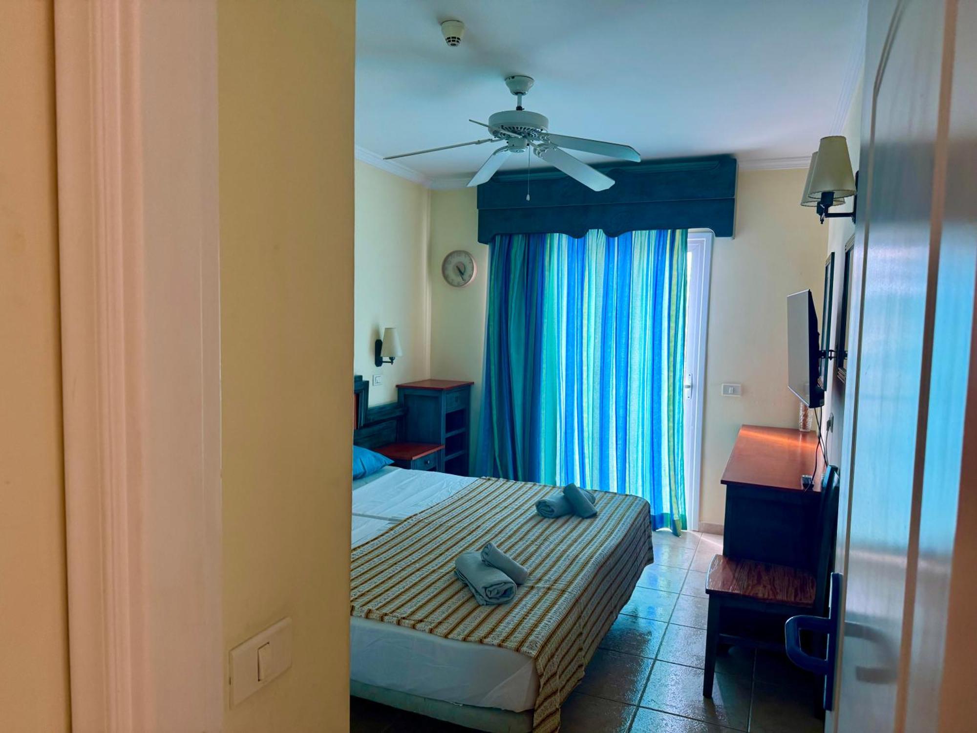 Prime Americas Getaway - With Huge Private Terrace & Pool Access Apartment *